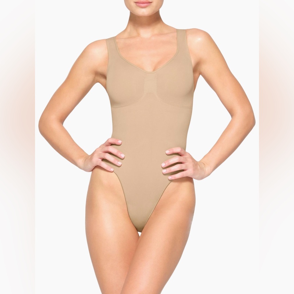 Skims seamless sculpt scoop neck thong bodysuit